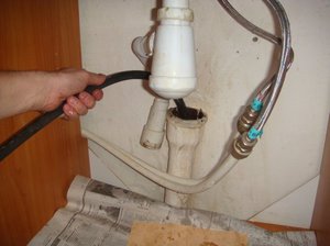Чистим засоры в канализационных трубах