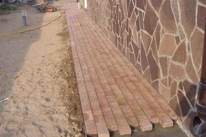 Отмостка из бетонной брусчатки