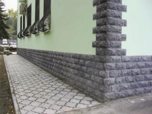 Отмостка из каменной брусчатки