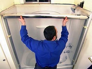 Установка стенок душевой кабины