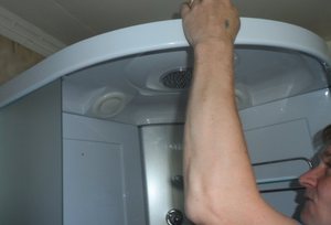 Установка крыши душевой кабины