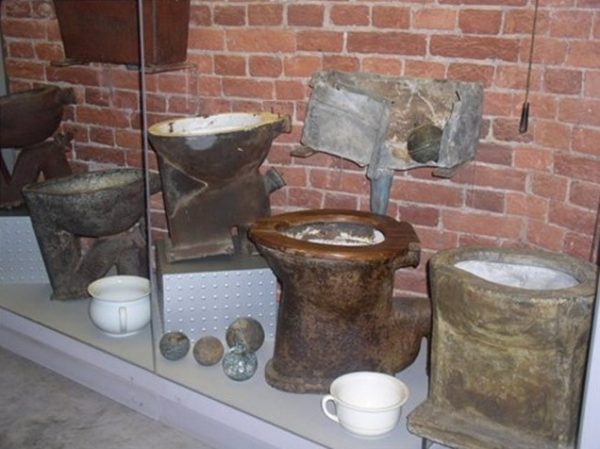 Унитазы разных лет в музее «Мир воды Санкт-Петербурга»