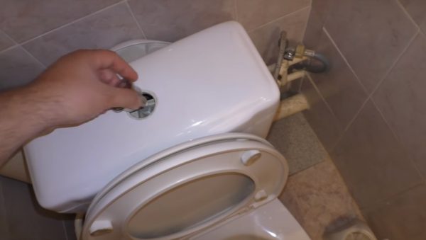 Снятие крышки бачка с унитаза