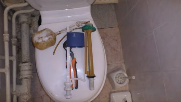 как починить поплавок в бачке унитаза