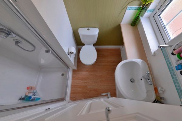 Санузел с душевой кабиной