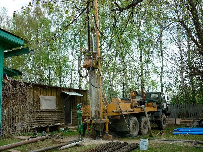 Скважина на воду в загородном доме: плюсы и минусы использования