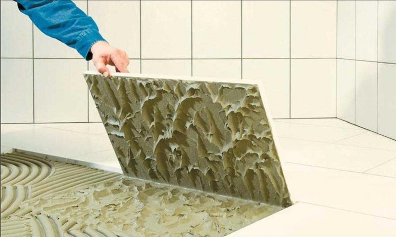 Какой клей для плитки выбрать в ванную — пятёрка лучших