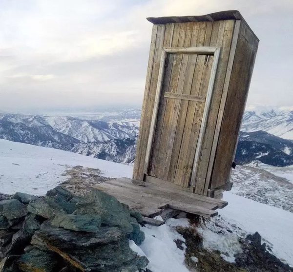 туалет над пропастью