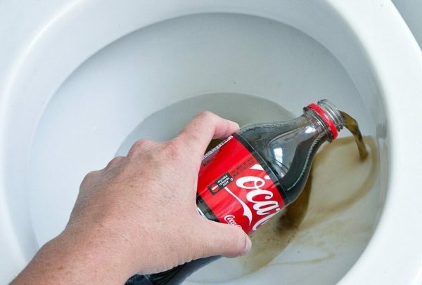 Устранение засора в унитазе при помощи напитка Coca-cola