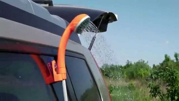 Душ, прикреплённый к автомобилю
