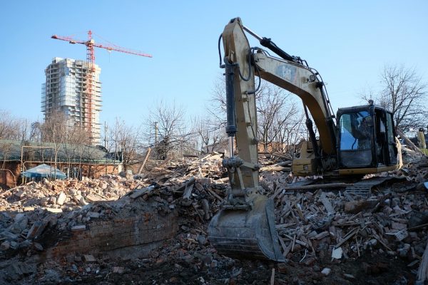 Экскаватор на разборе дома
