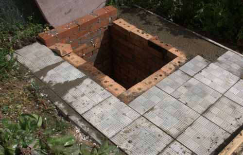 Чем обложить выгребную яму?